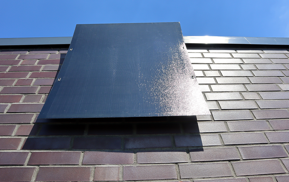 Maueranbringung für Solarpanel bei Balkonkraftwerken mit Sonne